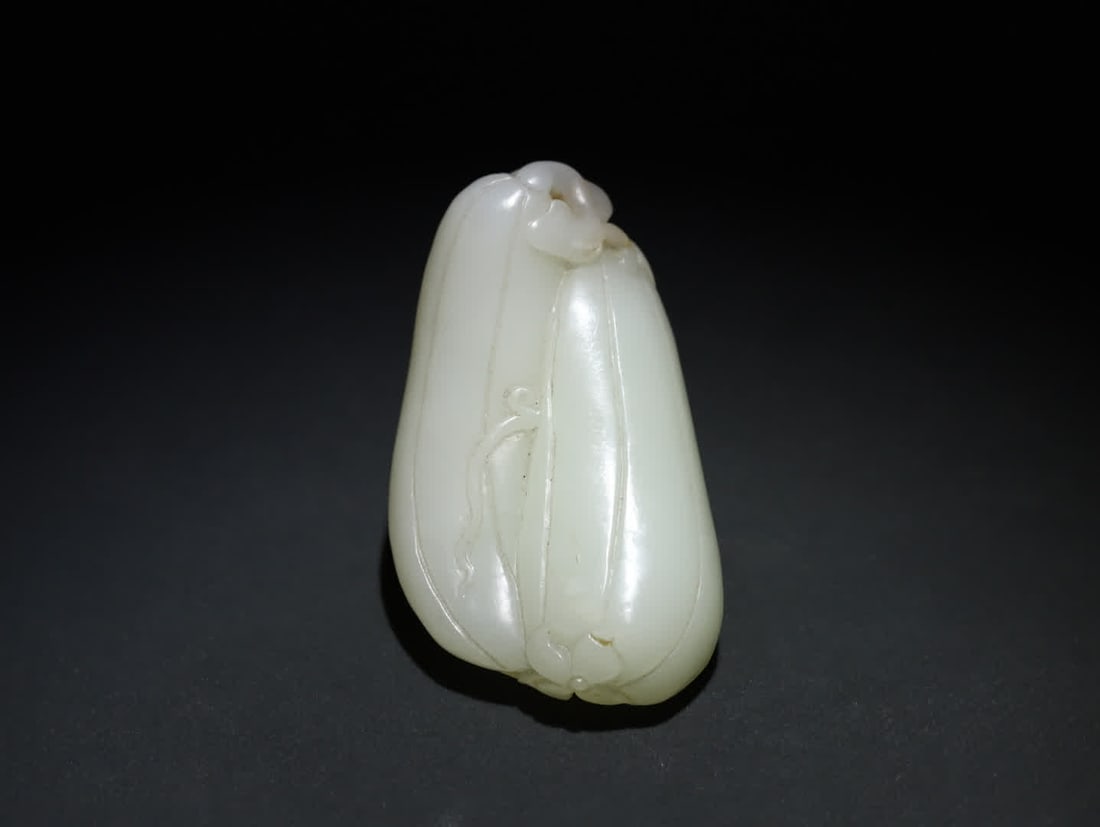A Qing Dynasty old Hetian jade gourd carving (1 of 9)
