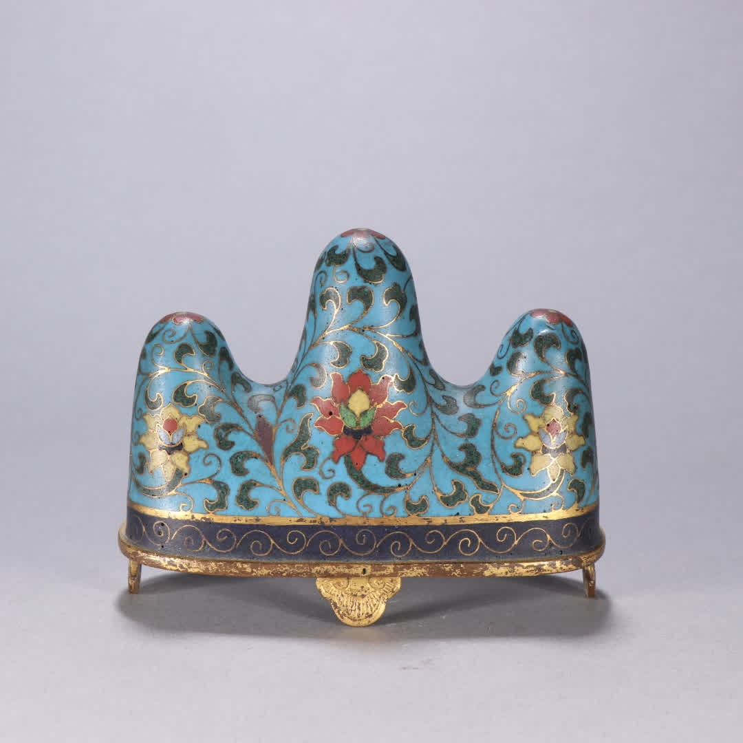A Qing Dynasty copper gilt cloisonne with entwined lotus pattern mountain ornament: Qing Dynasty gilt bronze cloisonne with entwined lotus pattern mountain ornament SIZE: H:9cm W:11.7cm W:307.2g (The Dimensions Of All Batches Are Manually Measured.If You Need More Detailed Informatio