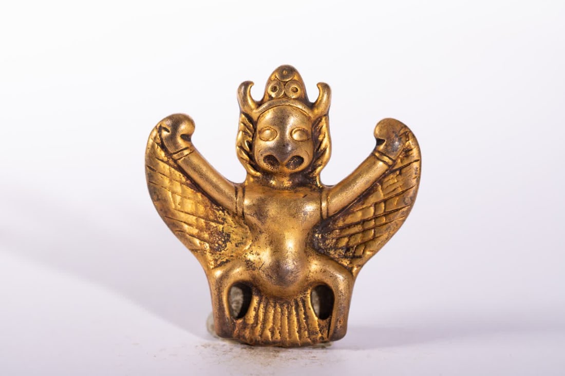 One is a Qing Dynasty gilt bronze roc: Qing Dynasty gilt bronze roc bird SIZE: L:5.5cm W:5.5cm W:50g (The Dimensions Of All Batches Are Manually Measured.If You Need More Detailed Information, Please Contact Our Customer Service Before
