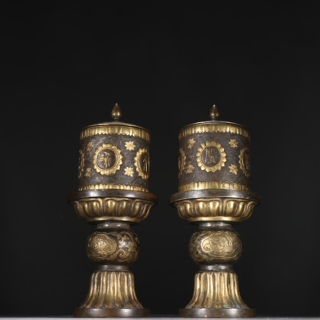 A pair of gilt bronze prayer wheels: A pair of gilt bronze prayer wheels SIZE: H:21cm W:9cm Single W:783.2g (The Dimensions Of All Batches Are Manually Measured.If You Need More Detailed Information, Please Contact Our Customer Service B