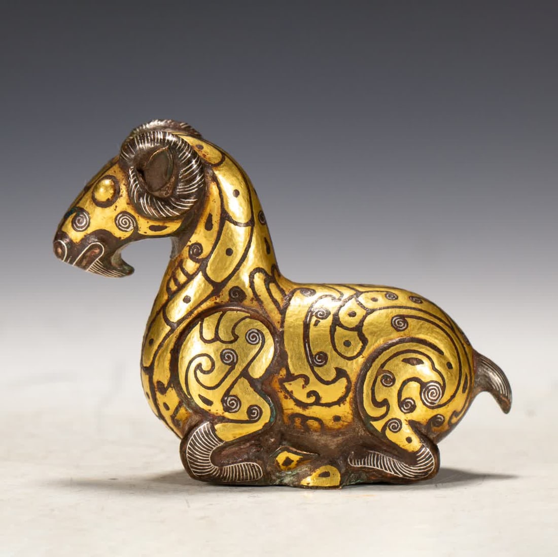 One piece from the Qing Dynasty inlaid with gold and silver beasts: Qing dynasty gold and silver beasts SIZE: L:8.5cm W:3cm H:6.5cm W:160g (The Dimensions Of All Batches Are Manually Measured.If You Need More Detailed Information, Please Contact Our Customer Service