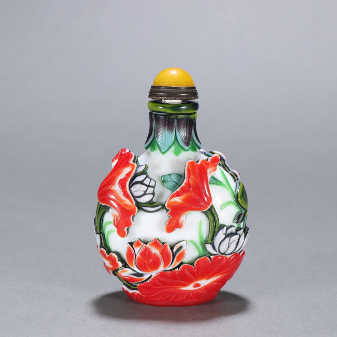 A Qing Dynasty material ware with a lotus leaf pattern snuff bottle (1 of 9)