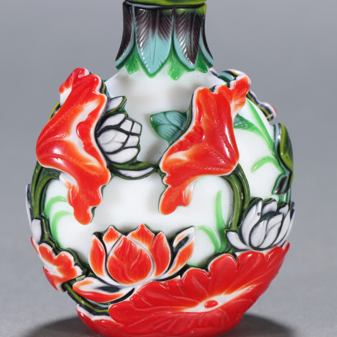 A Qing Dynasty material ware with a lotus leaf pattern snuff bottle - 2