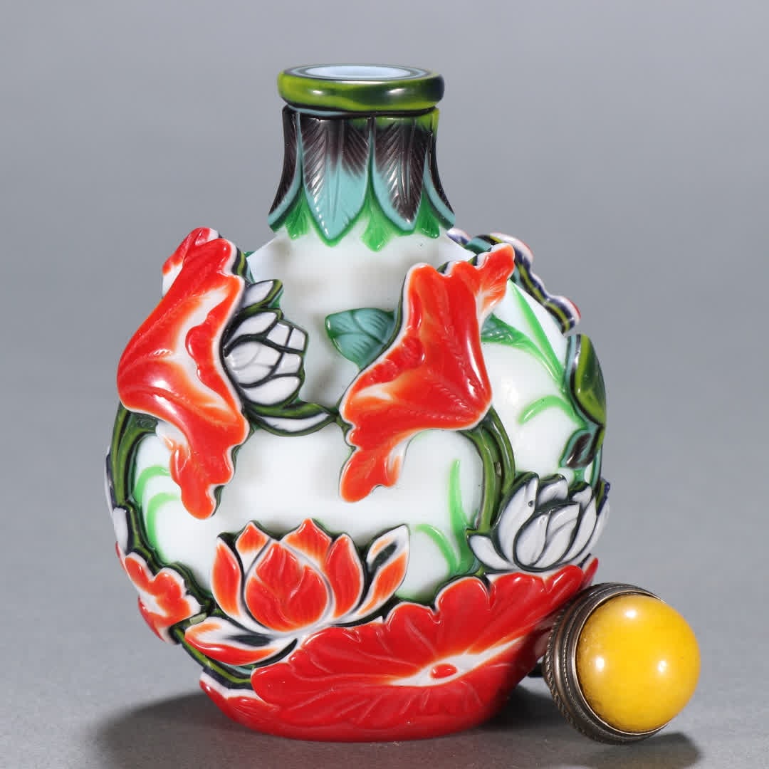 A Qing Dynasty material ware with a lotus leaf pattern snuff bottle - 3