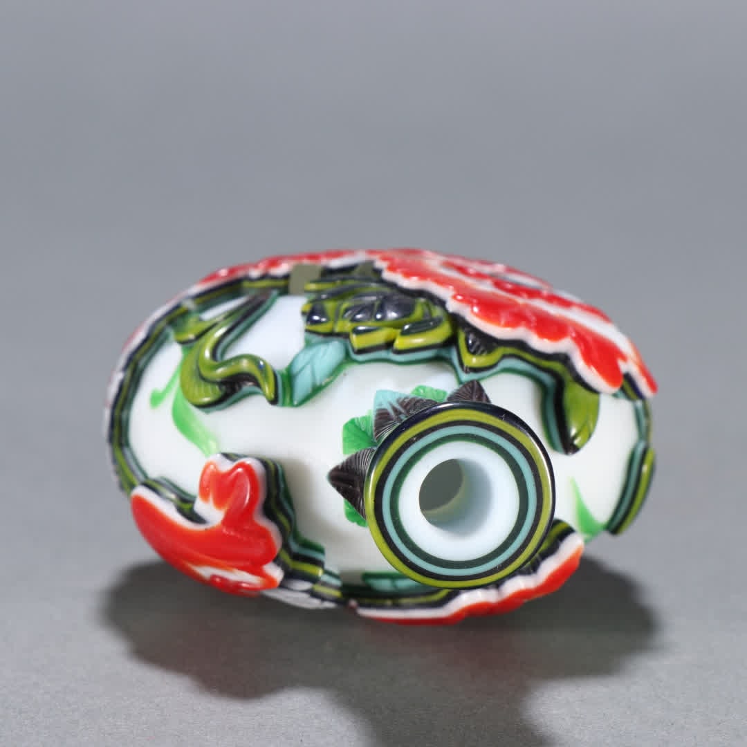 A Qing Dynasty material ware with a lotus leaf pattern snuff bottle - 6