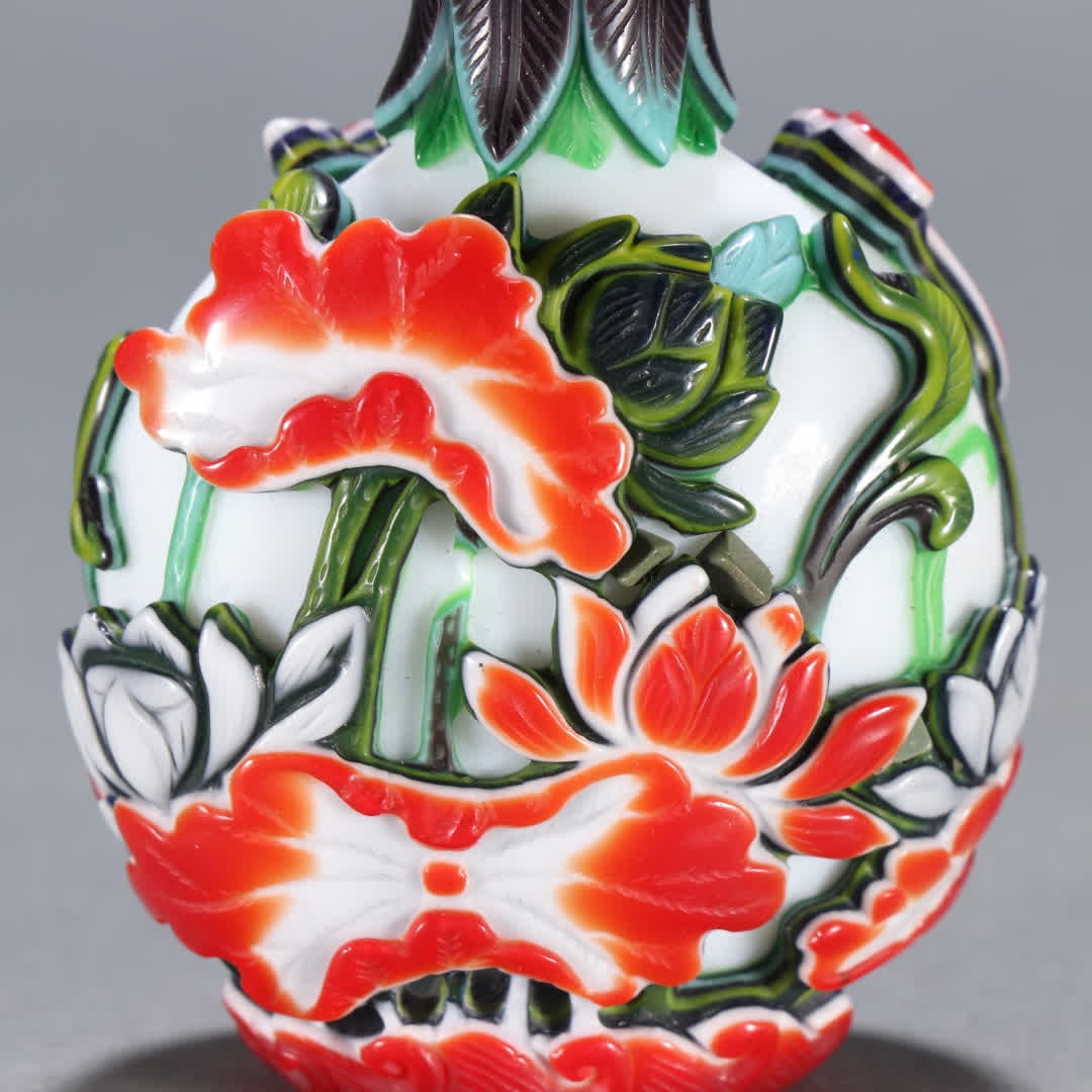 A Qing Dynasty material ware with a lotus leaf pattern snuff bottle - 7