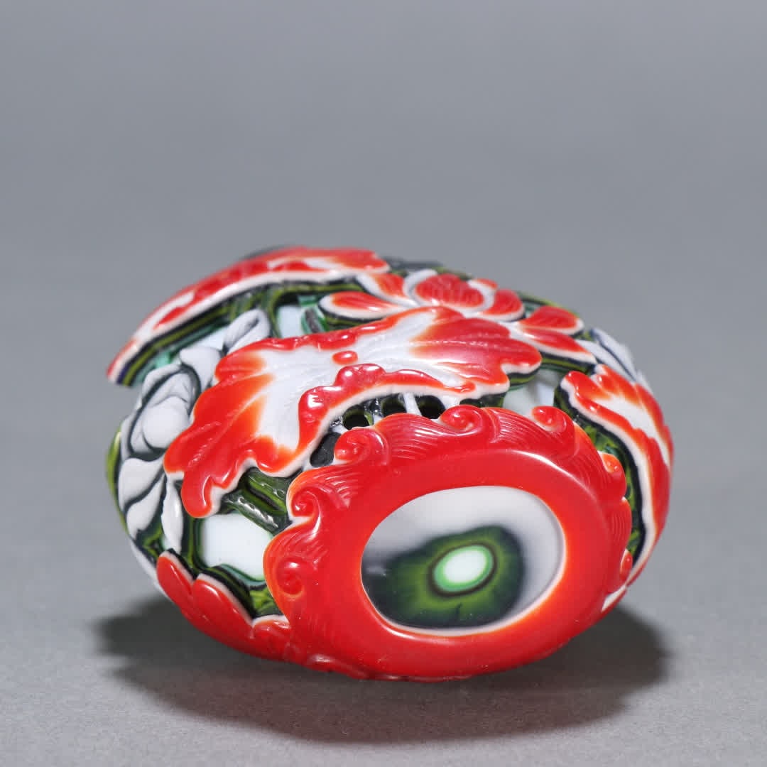 A Qing Dynasty material ware with a lotus leaf pattern snuff bottle - 9