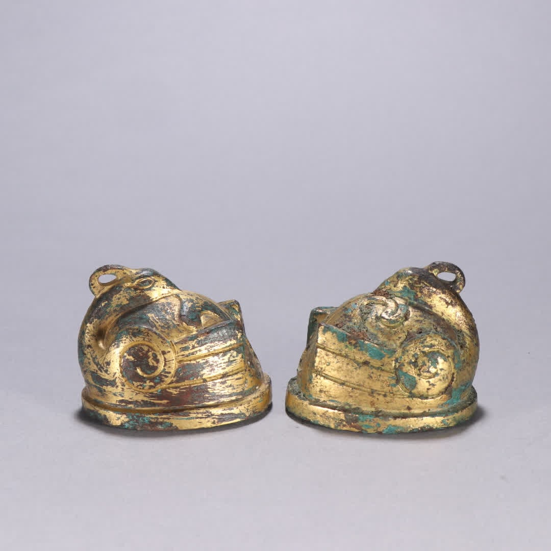A pair of gilded bronze phoenix bird seals: Bronze gilt phoenix bird town SIZE: H:4.6cm W:5.9cm Total W:634.8g (The Dimensions Of All Batches Are Manually Measured.If You Need More Detailed Information, Please Contact Our Customer Service