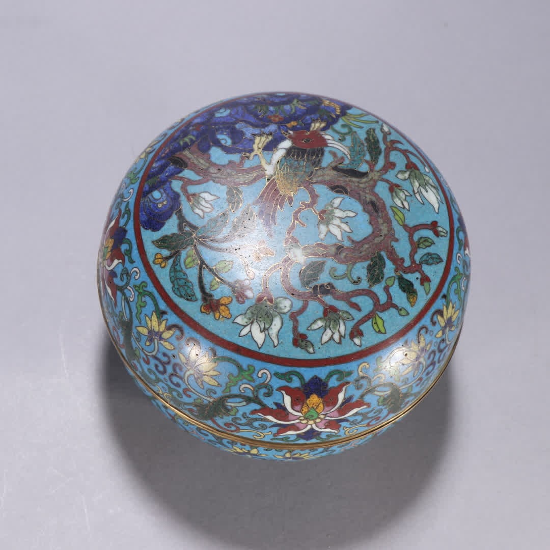 A Qing Dynasty copper gilt cloisonne floral and bird pattern lid box: Qing Dynasty bronze gilt cloisonne with blue floral and bird pattern lid box SIZE: H:8.7cm W:11.2cm W:636.3g (The Dimensions Of All Batches Are Manually Measured.If You Need More Detailed