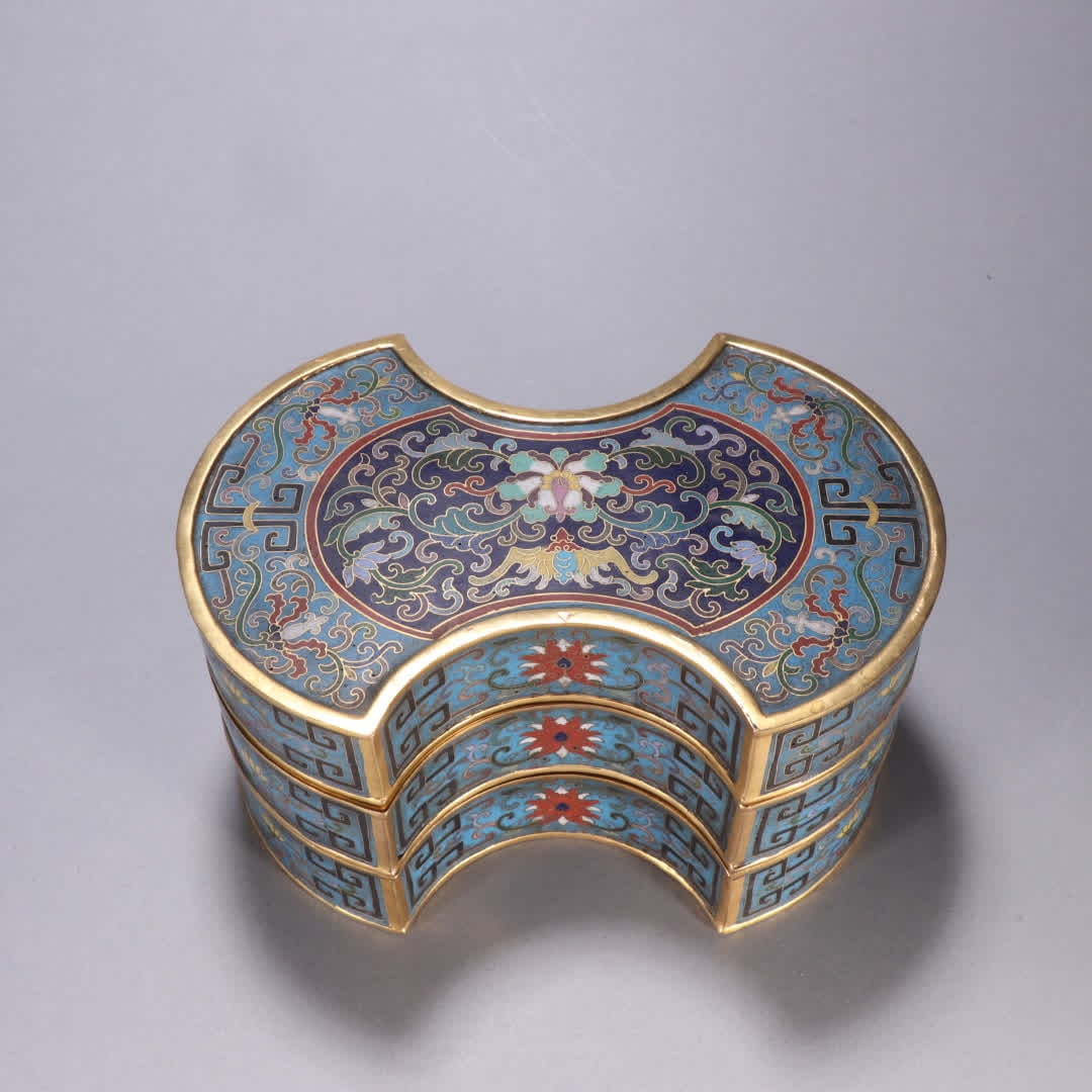 A Qing Dynasty copper gilt cloisonne ingot-shaped lid box: Qing Dynasty copper gilt cloisonne ingot-shaped lid box SIZE: H:10.7cm W:19.7cm W:2227.2g (The Dimensions Of All Batches Are Manually Measured.If You Need More Detailed Information, Please Contact