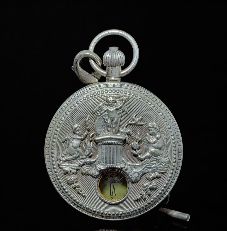A late Qing dynasty double-open pocket watch: In the late Qing dynasty, I open my pocket watch in pairs SIZE: D:55mm (The Dimensions Of All Batches Are Manually Measured.If You Need More Detailed Information, Please Contact Our Customer Service