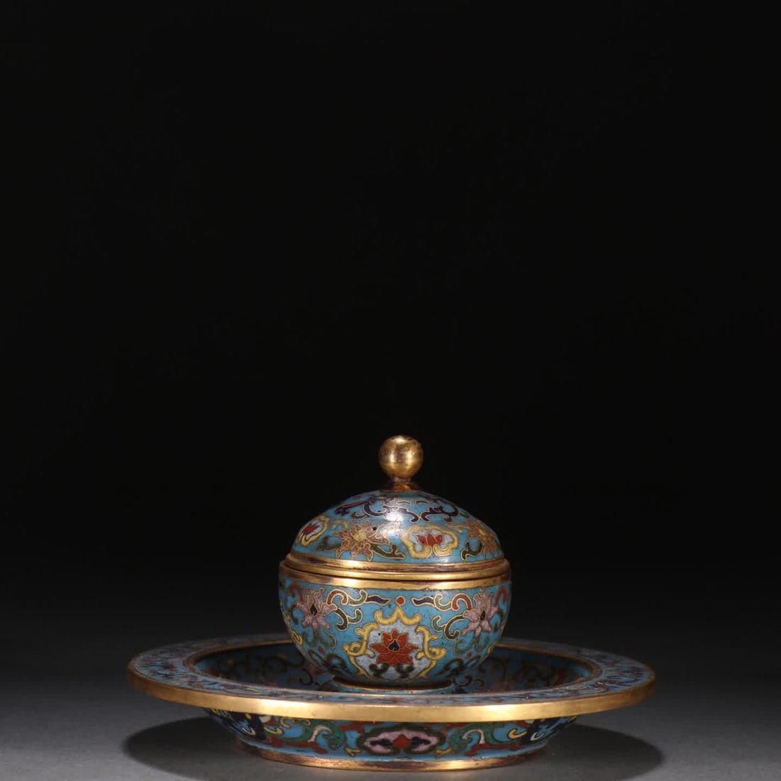 A set of Qing Dynasty gilt bronze cloisonne tray cups: Qing Dynasty bronze gilt cloisonne holder cup SIZE: H:7.7cm W:11.5cm W:340g (The Dimensions Of All Batches Are Manually Measured.If You Need More Detailed Information, Please Contact Our Customer