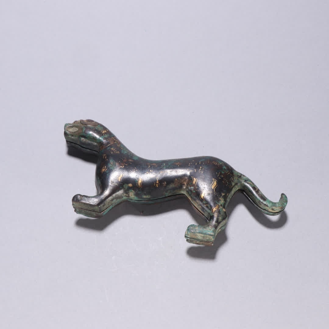 A bronze-inlaid tiger tally inlaid with gold and silver: Bronze tiger tally inlaid with gold and silver SIZE: H:7.3cm W:17.5cm W:950g (The Dimensions Of All Batches Are Manually Measured.If You Need More Detailed Information, Please Contact Our Customer