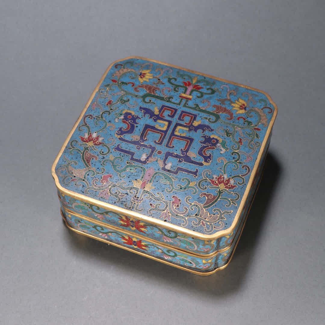 A Qing Dynasty copper gilt cloisonne lid box with entwined lotus patterns (1 of 9)