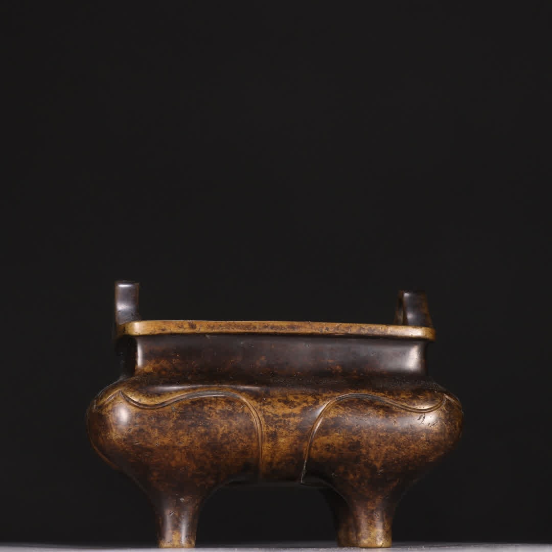 One copper four-legged incense burner: A bronze four-legged incense burner SIZE: H:8.8cm W:11.6cm W:1603.1g (The Dimensions Of All Batches Are Manually Measured.If You Need More Detailed Information, Please Contact Our Customer Service
