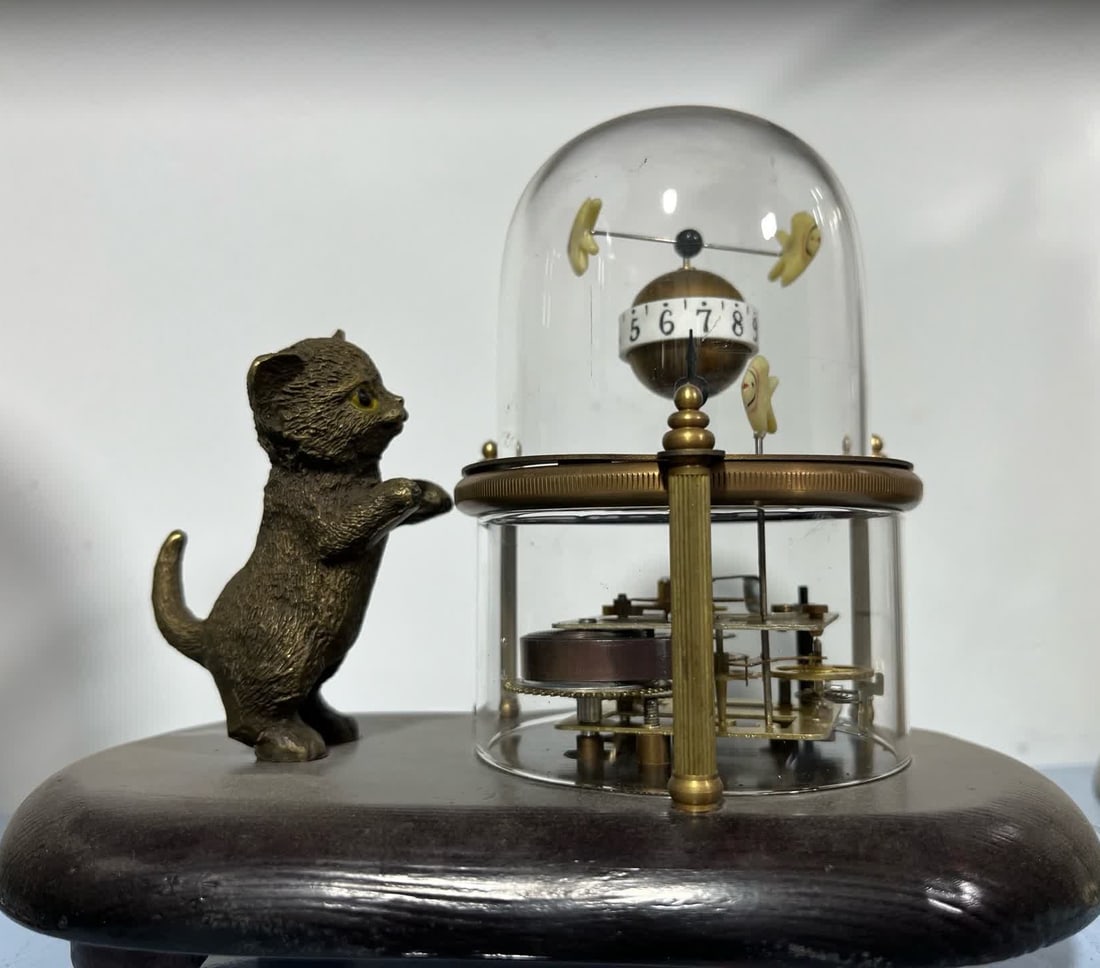A late Qing dynasty copper clock for a cat catching a small fish aquarium: Late Qing Dynasty copper cat-catching fish tank clock SIZE: L:19cm W:11cm H:16cm (The Dimensions Of All Batches Are Manually Measured.If You Need More Detailed Information, Please Contact Our