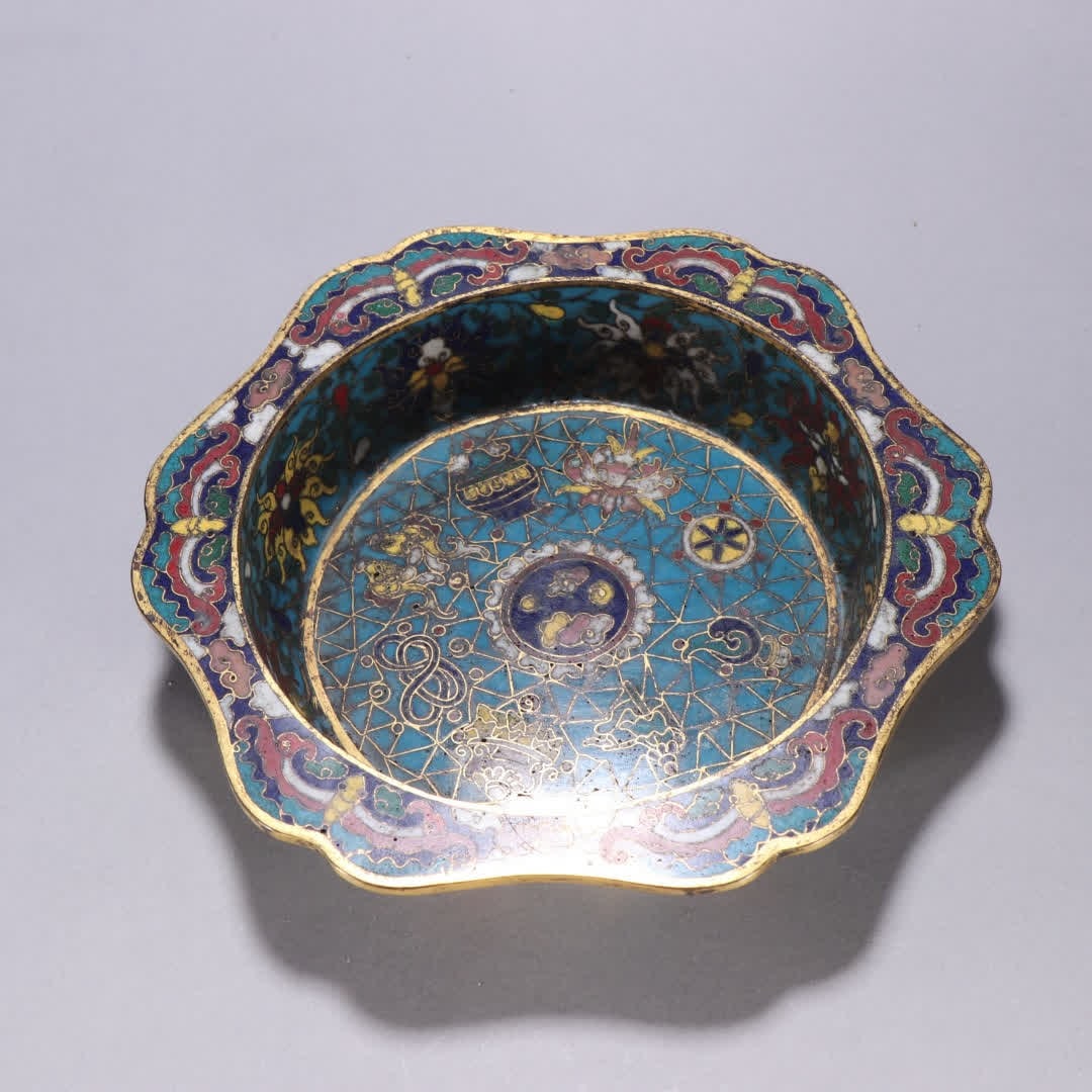 A Qing Dynasty bronze gilt cloisonne plate with eight-treasure palm-rim pattern: Qing Dynasty Gilt cloisonne Eight-Treasure Mallow-Patterned Mallow-Rim Rim Plate SIZE: H:3.4cm W:17.1cm W:593.1g (The Dimensions Of All Batches Are Manually Measured.If You Need More Detailed