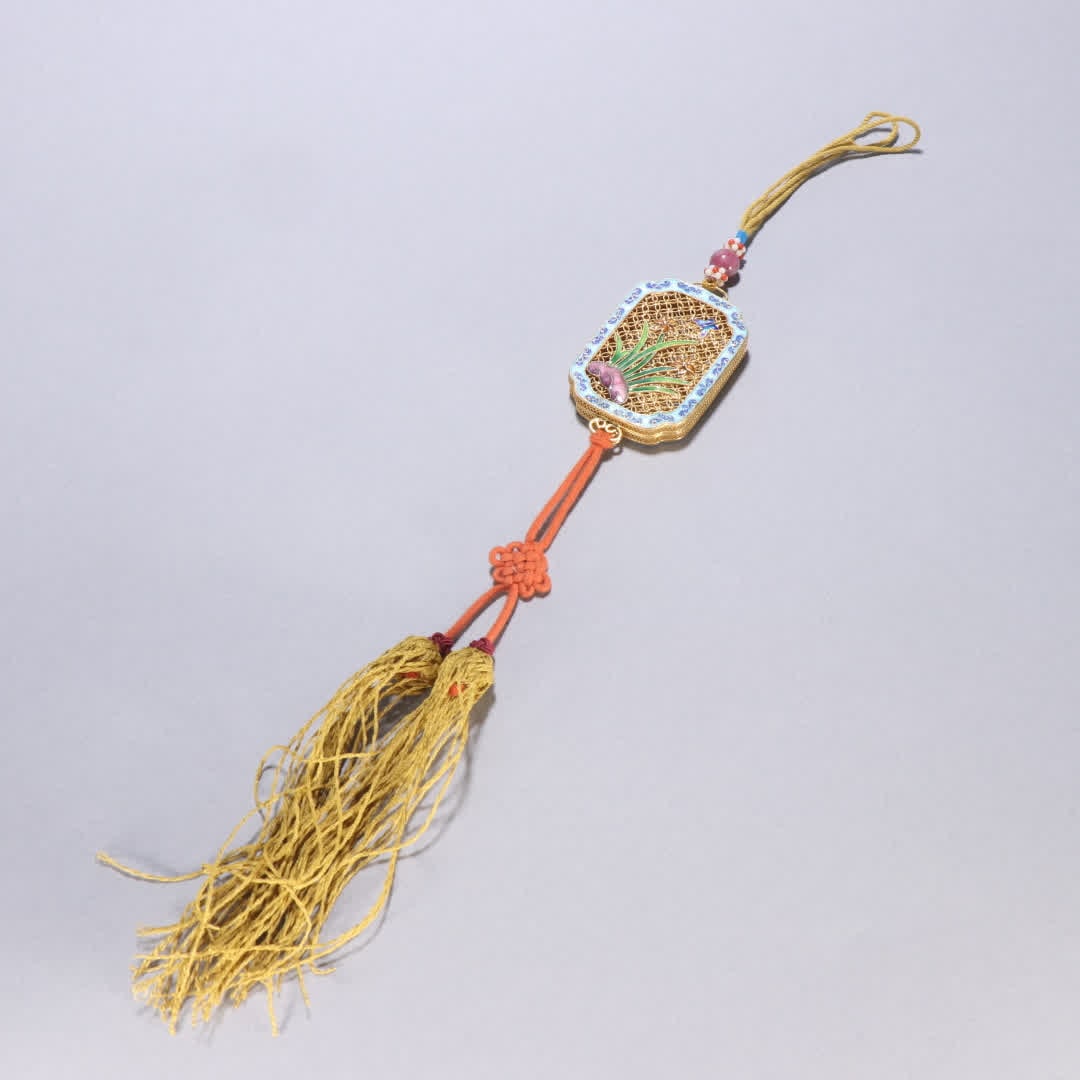 A Qing Dynasty silver gilt butterfly floral sachet pendant: Qing Dynasty silver gilt butterfly pattern sachet pendant SIZE: W:5.9x4cm W:31.6g (The Dimensions Of All Batches Are Manually Measured.If You Need More Detailed Information, Please Contact Our