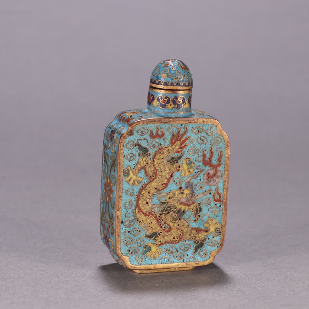 A snuff bottle from the Qing Dynasty with a bronze-bodied cloisonne dragon pattern: Qing Dynasty bronze-bodied cloisonne dragon-patterned snuff bottle SIZE: H:7.1cm W:4cm W:79g (The Dimensions Of All Batches Are Manually Measured.If You Need More Detailed Information, Please Contact