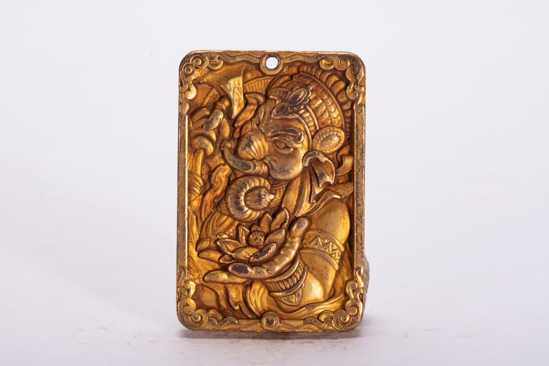 A Qing Dynasty bronze gilt plaque: Qing Dynasty bronze gilt plaque SIZE: L:4cm W:3cm W:40g (The Dimensions Of All Batches Are Manually Measured.If You Need More Detailed Information, Please Contact Our Customer Service Before Bidding.)