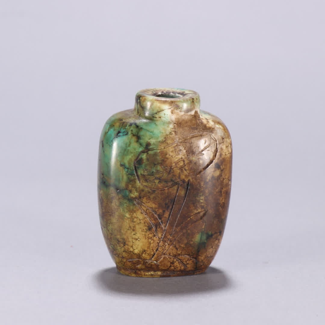 A turquoise lotus leaf-patterned snuff bottle: Turquoise lotus leaf pattern snuff bottle SIZE: H:4.9cm W:3.7cm W:66.3g (The Dimensions Of All Batches Are Manually Measured.If You Need More Detailed Information, Please Contact Our Customer Service
