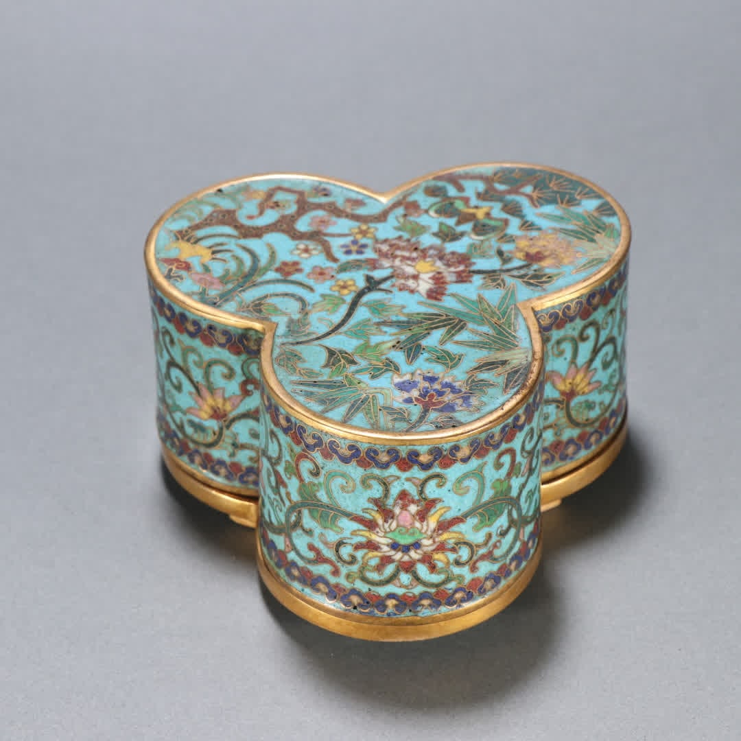 A Qing Dynasty bronze gilt cloisonne triple-lid box: Qing Dynasty bronze gilt cloisonne triple-lidded box SIZE: H:6cm W:10.2cm W:740g (The Dimensions Of All Batches Are Manually Measured.If You Need More Detailed Information, Please Contact Our