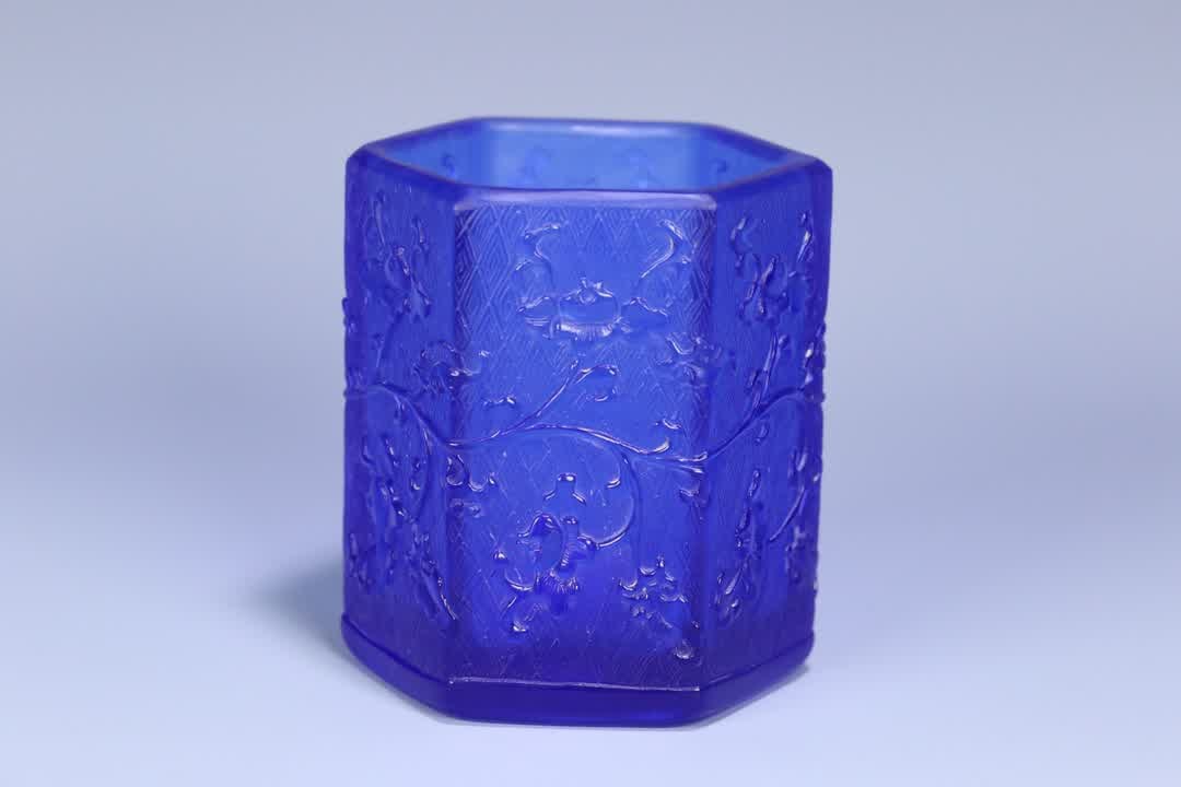 A Qing Dynasty old glazed hexagonal brush pot with entwined floral patterns: Qing Dynasty old glazed hexagonal brush pot with entwined floral patterns SIZE: 10.4x9.4x8.1cm W:615.4g (The Dimensions Of All Batches Are Manually Measured.If You Need More Detailed Information, Plea