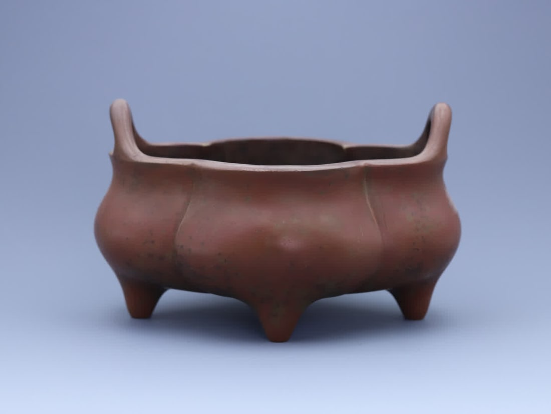 A Qing dynasty bronze double handled, three legged burner cast with six character mantra: Qing Dynasty Bronze Cast Six Character Mantra Double Handled Tripod Furnace The furnace body is made of refined copper as the core, cast using the lost wax method. The body is thick and pressed agains
