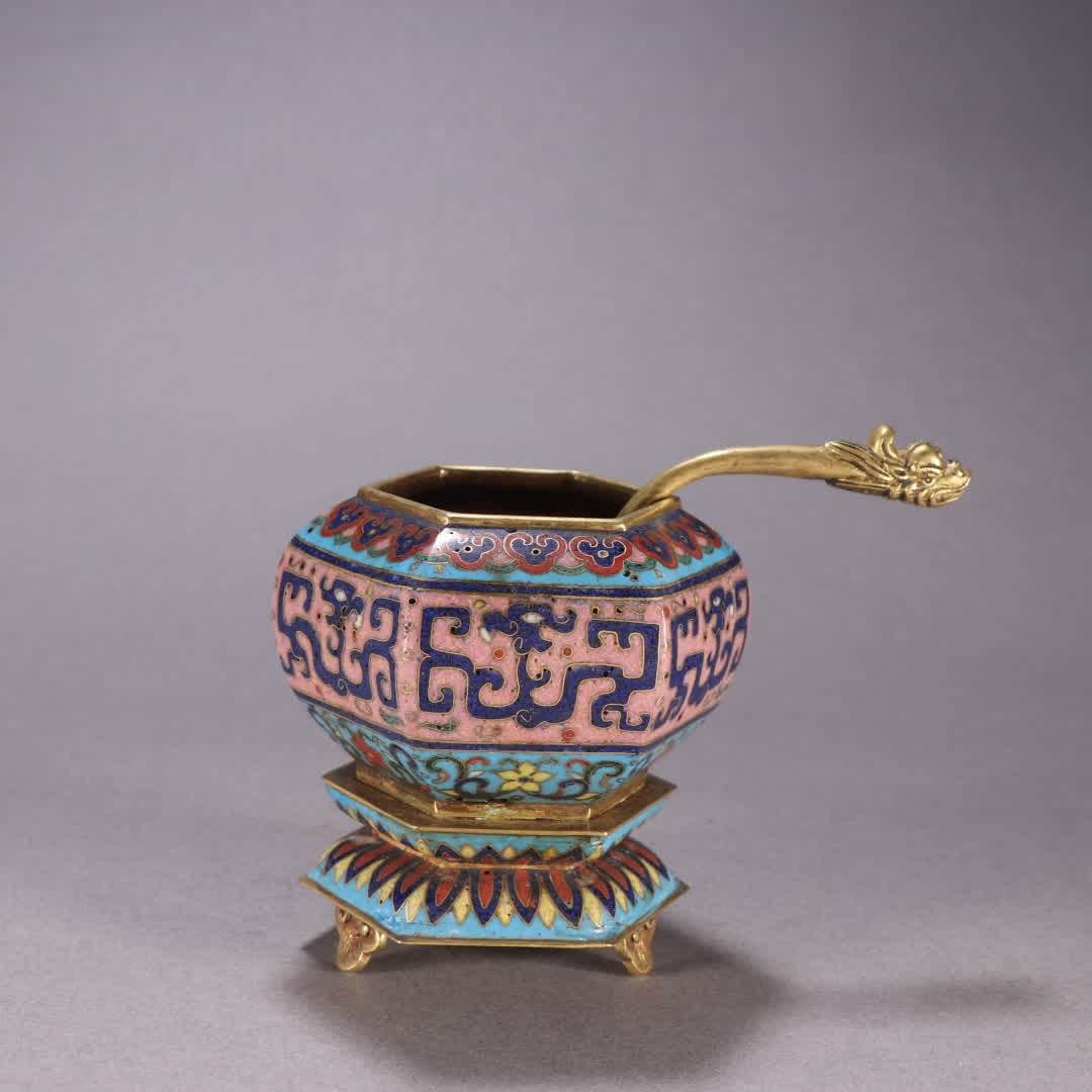 A Qing Dynasty gilt bronze cloisonne water vessel: Qing Dynasty gilt bronze cloisonne water assistant SIZE: H:8cm W:7.7cm W:280g (The Dimensions Of All Batches Are Manually Measured.If You Need More Detailed Information, Please Contact Our Customer