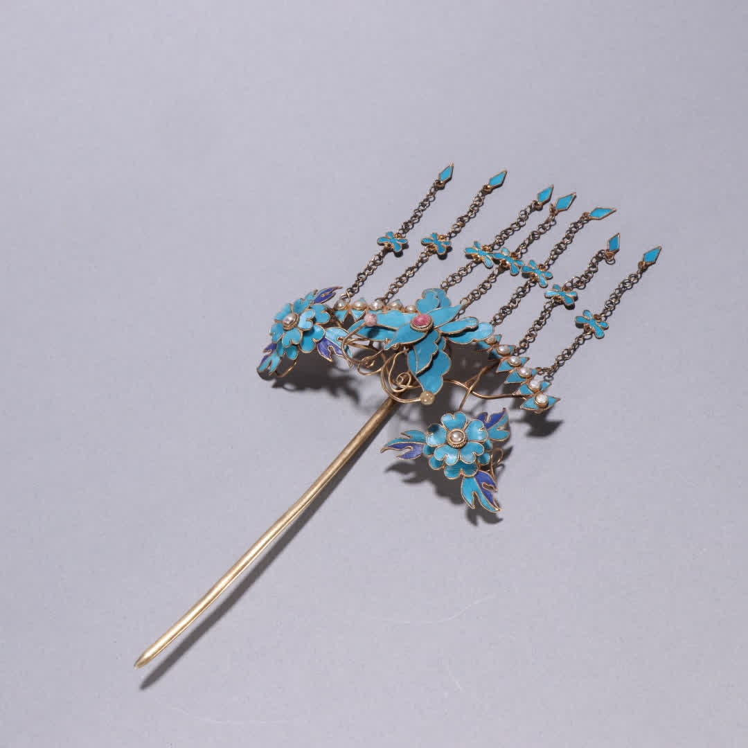 A Qing Dynasty silver gilt hairpin with kingfisher floral patterns: Qing Dynasty silver-gilt hairpin with emerald floral patterns SIZE: L:22.5cm W:9.5cm W:50.7g (The Dimensions Of All Batches Are Manually Measured.If You Need More Detailed Information, Please Contact