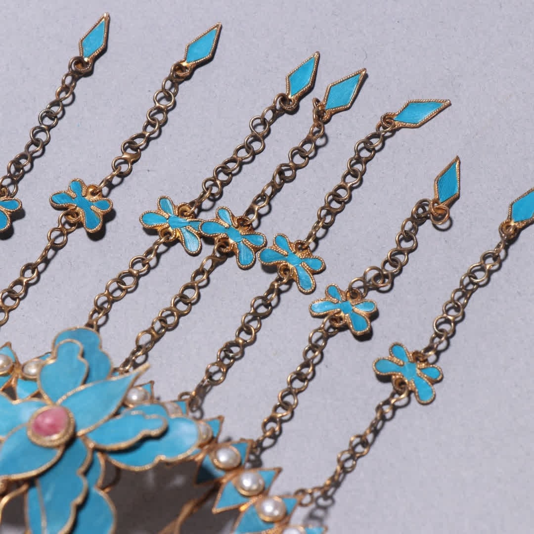 A Qing Dynasty silver gilt hairpin with kingfisher floral patterns - 2