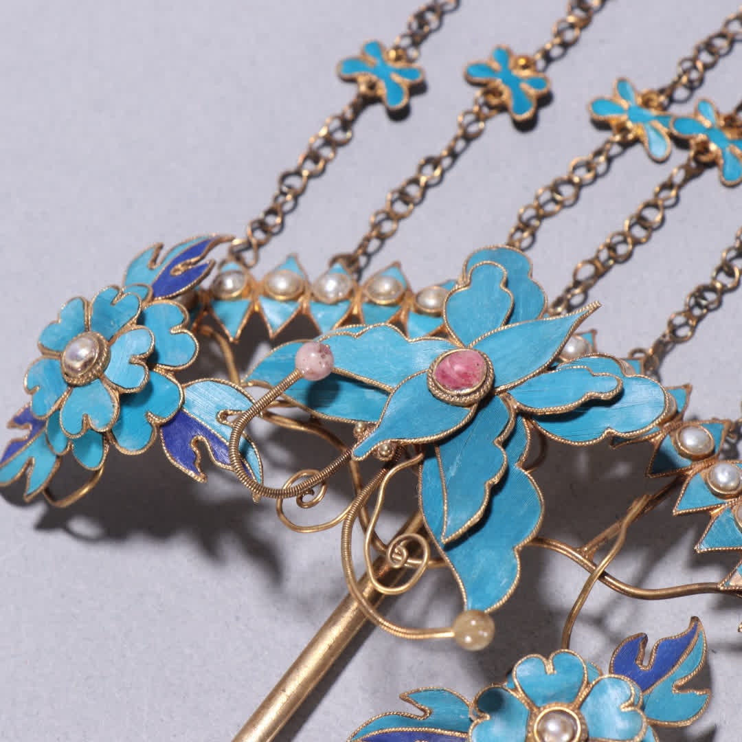 A Qing Dynasty silver gilt hairpin with kingfisher floral patterns - 3