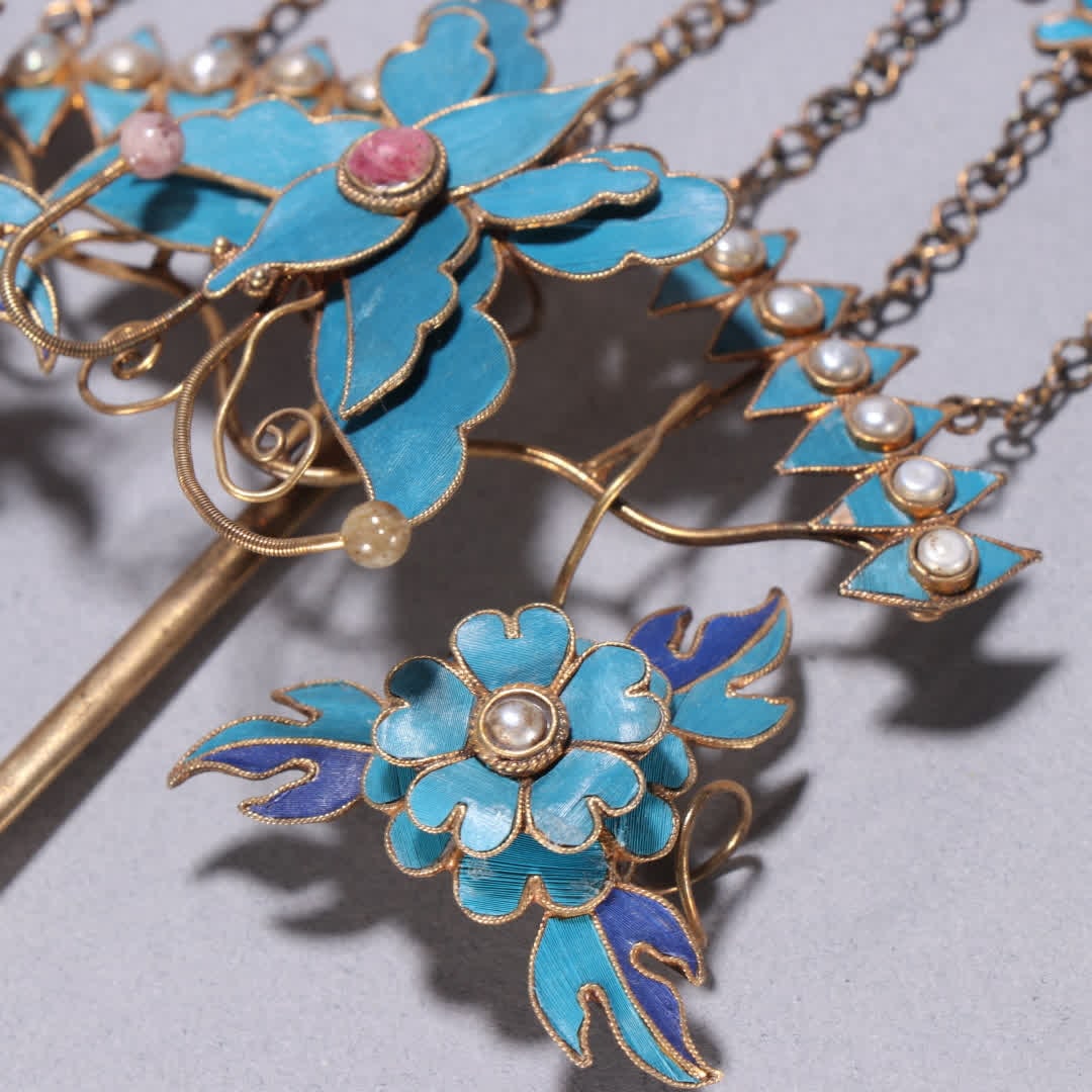 A Qing Dynasty silver gilt hairpin with kingfisher floral patterns - 4