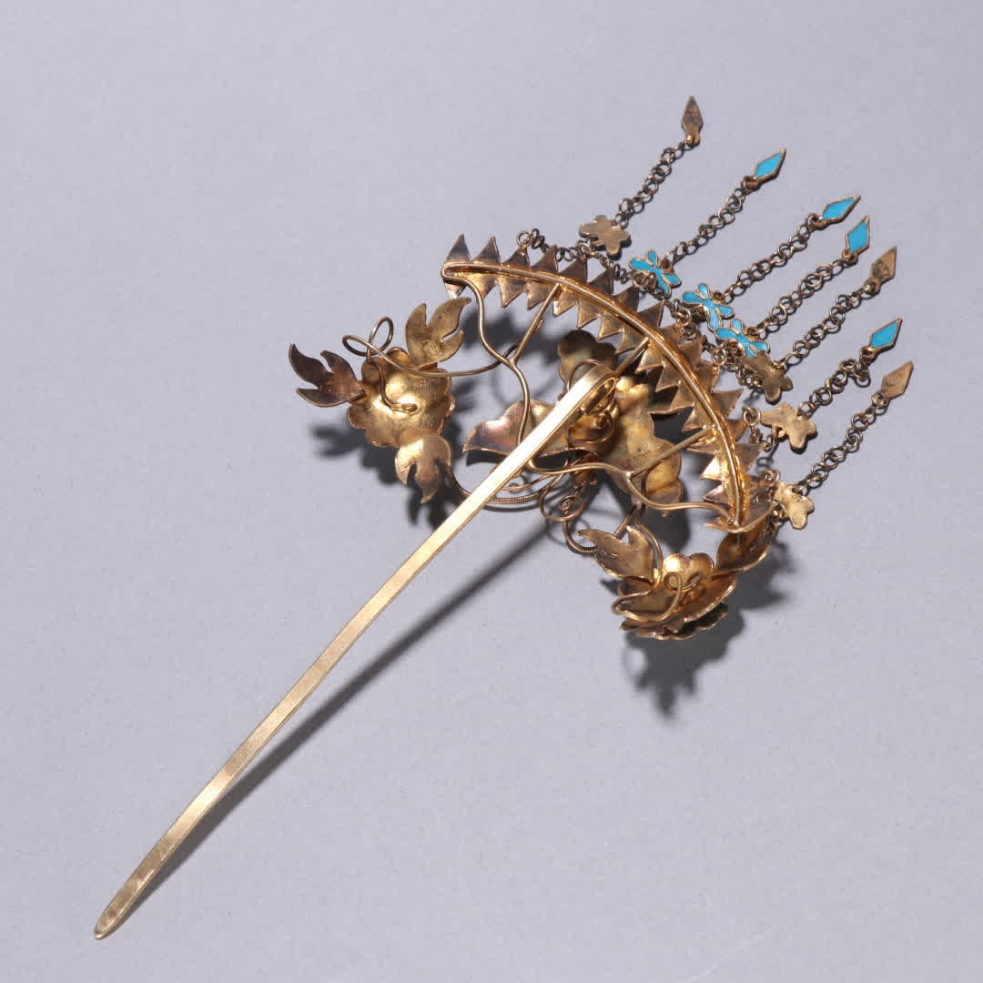 A Qing Dynasty silver gilt hairpin with kingfisher floral patterns - 8