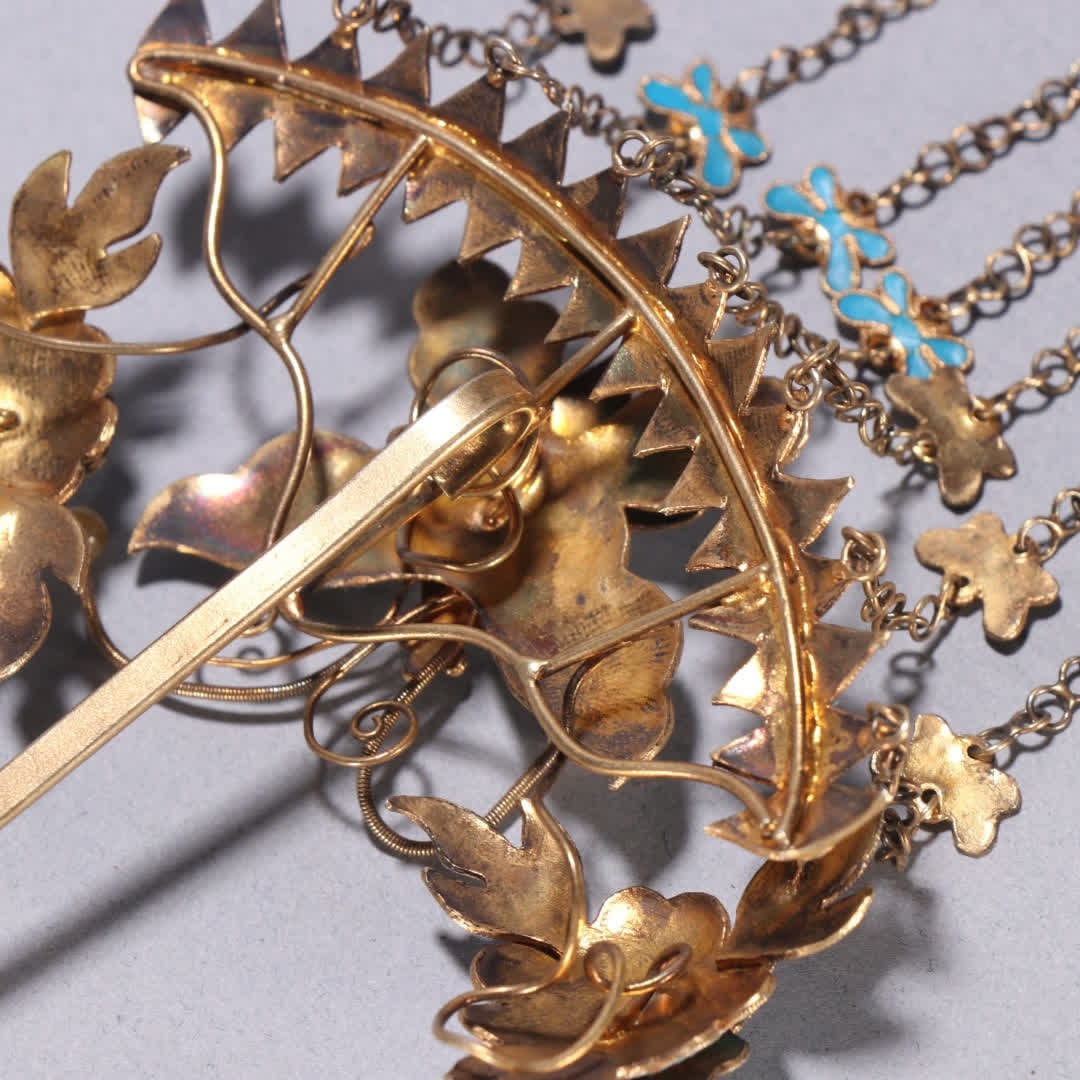 A Qing Dynasty silver gilt hairpin with kingfisher floral patterns - 9