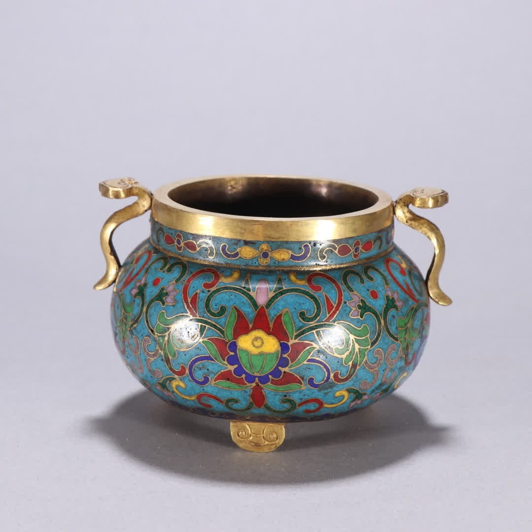A Qing Dynasty bronze gilt cloisonne lotus pattern ruyi-shaped three-legged incense burner: Qing Dynasty bronze gilt cloisonne with entwined lotus pattern ruyi-shaped three-legged incense burner SIZE: H:6.3cm W:9cm W:560.2g (The Dimensions Of All Batches Are Manually Measured.If You Need