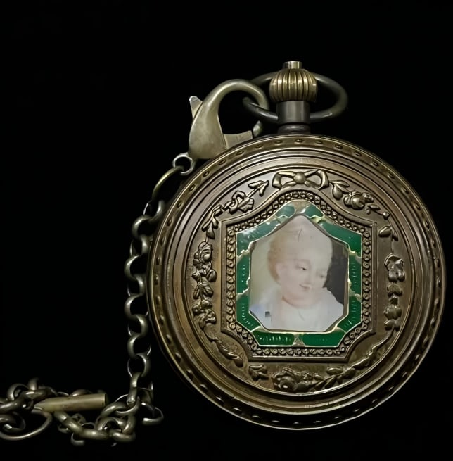 A late Qing dynasty double-leaf pure copper pocket watch: Late Qing Dynasty double-leaf pure copper pocket watch SIZE: D:55mm (The Dimensions Of All Batches Are Manually Measured.If You Need More Detailed Information, Please Contact Our Customer Service