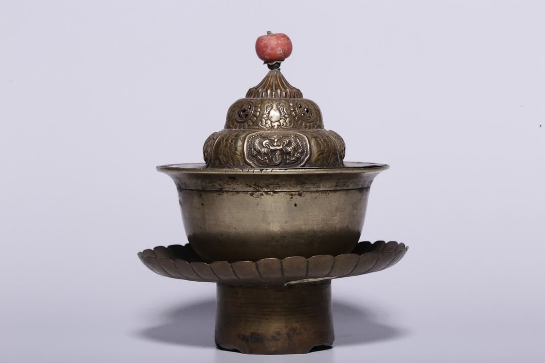 One set of Qing Dynasty white copper dragon-patterned teacups (with rear lid): Qing Dynasty White Bronze Dragon Pattern Tea Cup Set (with rear lid) SIZE: H: 13.5cm, Diameter 11.5cm, W: 316g (The Dimensions Of All Batches Are Manually Measured.If You Need More Detailed