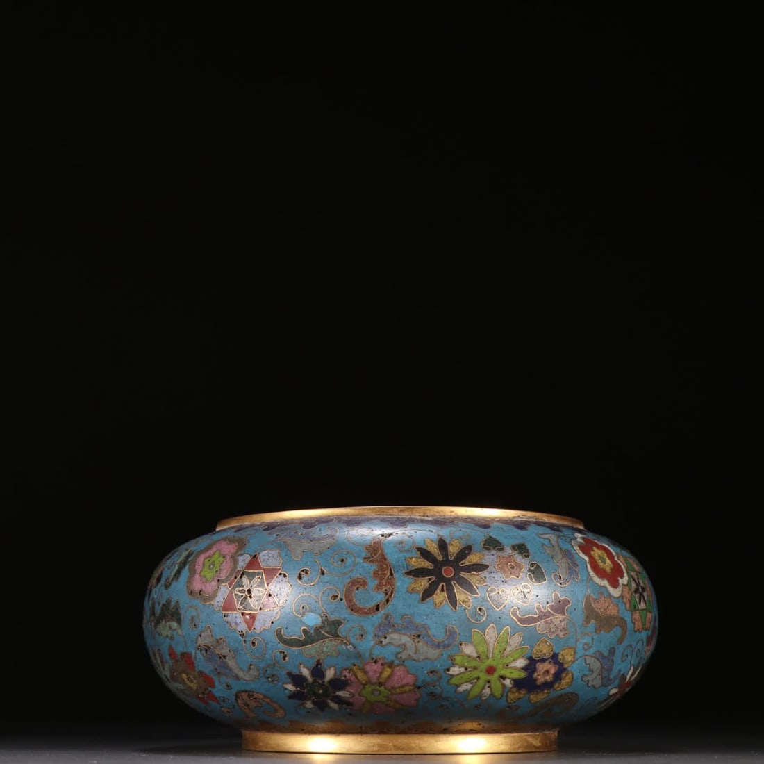 A Qing Dynasty bronze-bodied cloisonne incense burner: Qing Dynasty bronze-bodied cloisonne incense burner SIZE: H:5.6cm W:12.6cm W:567.8g (The Dimensions Of All Batches Are Manually Measured.If You Need More Detailed Information, Please Contact Our