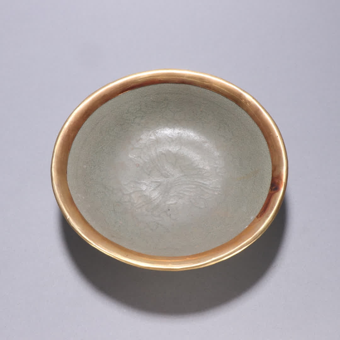 A Song Dynasty celadon plate with gold-plated hidden patterns: Song Dynasty celadon plate with gold-plated hidden patterns SIZE: H:4.5cm W:17.5cm (The Dimensions Of All Batches Are Manually Measured.If You Need More Detailed Information, Please Contact Our