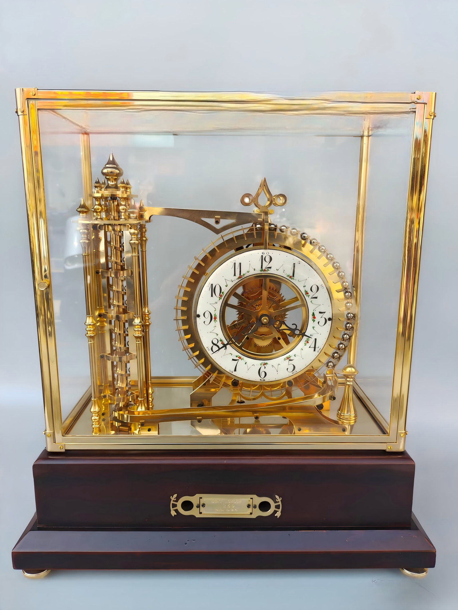 A late Qing pure copper gilt waterwheel clock: Late Qing pure copper gilt waterwheel bell SIZE: H:46cm L:41cm W:25cm (The Dimensions Of All Batches Are Manually Measured.If You Need More Detailed Information, Please Contact Our Customer Service