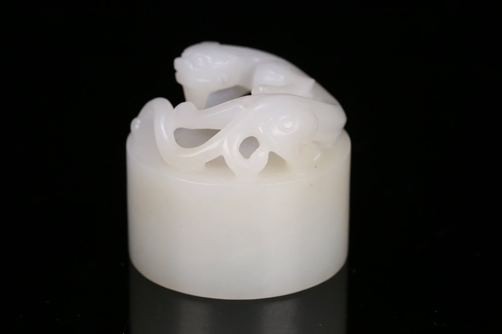 A Hetian jade dragon-patterned ornament: Hetian jade dragon-patterned ornaments SIZE: 4.4x4.2cm W:134.3g (The Dimensions Of All Batches Are Manually Measured.If You Need More Detailed Information, Please Contact Our Customer Service Before