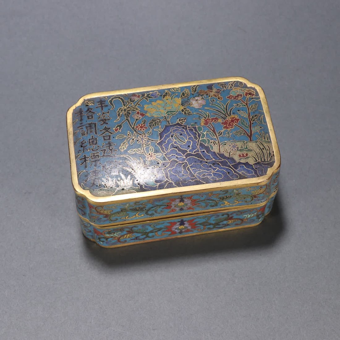 A Qing Dynasty gilt bronze cloisonne lid box: Qing Dynasty gilt bronze cloisonne lid box SIZE: H:4.8cm W:10.7cm W:463.8g (The Dimensions Of All Batches Are Manually Measured.If You Need More Detailed Information, Please Contact Our Customer