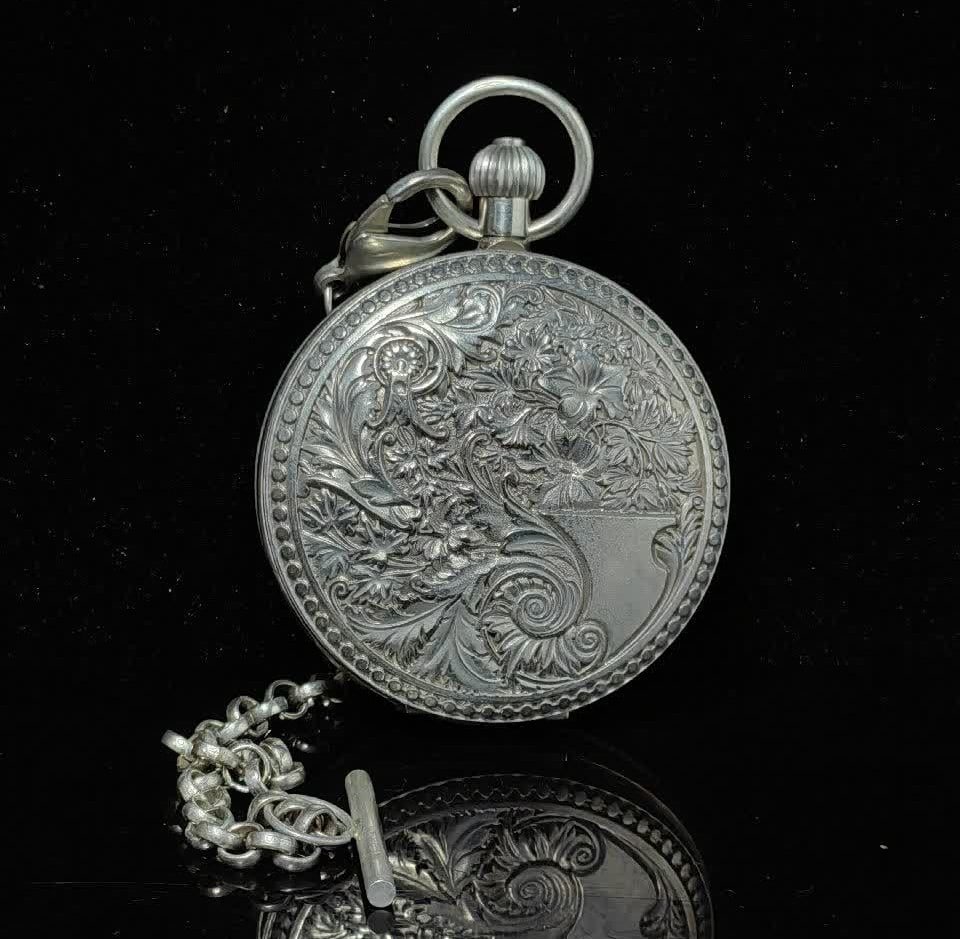 A late Qing patterned hunting shell pocket watch: Late Qing Patterned Hunting Sleeve Watch SIZE: D:55mm (The Dimensions Of All Batches Are Manually Measured.If You Need More Detailed Information, Please Contact Our Customer Service Before Bidding.)