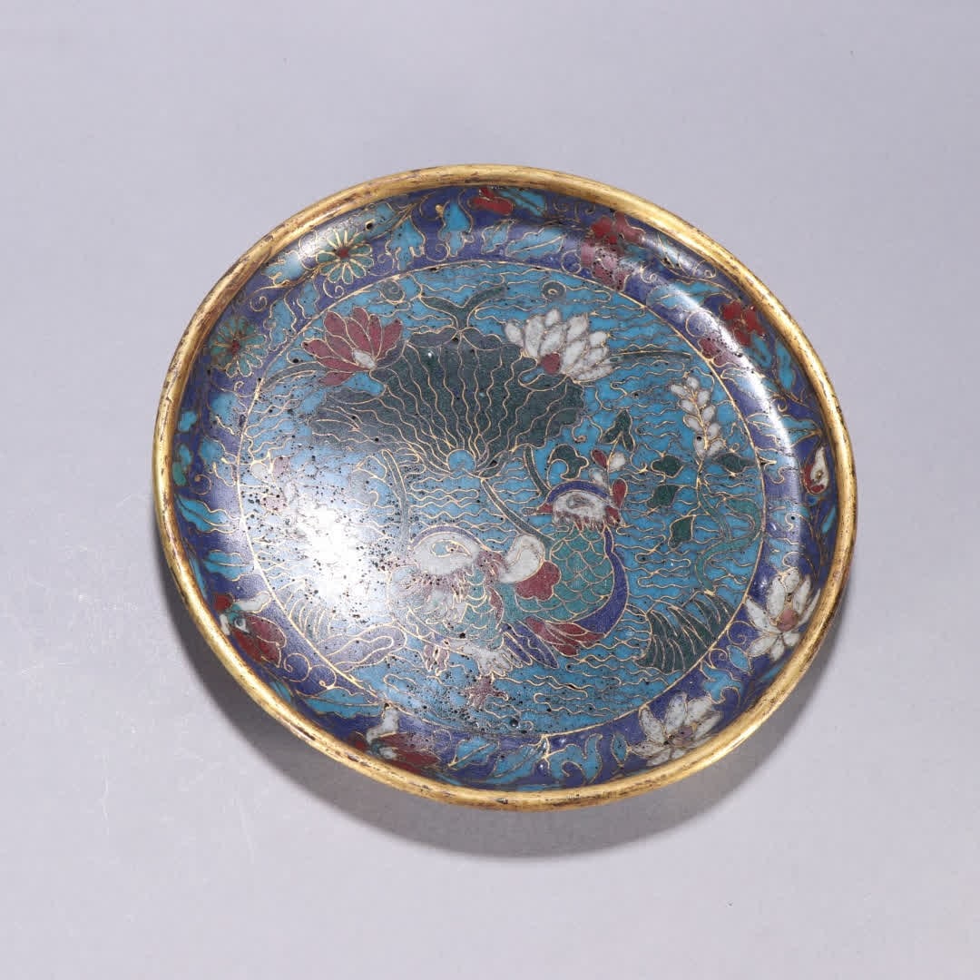 A Ming Dynasty gilt copper cloisonne "Harmonious and Beautiful" plate: Ming Dynasty gilt bronze cloisonne "Harmonious and Beautiful" plate SIZE: D:13.9cm W:349.9g (The Dimensions Of All Batches Are Manually Measured.If You Need More Detailed Information, Please Contact O