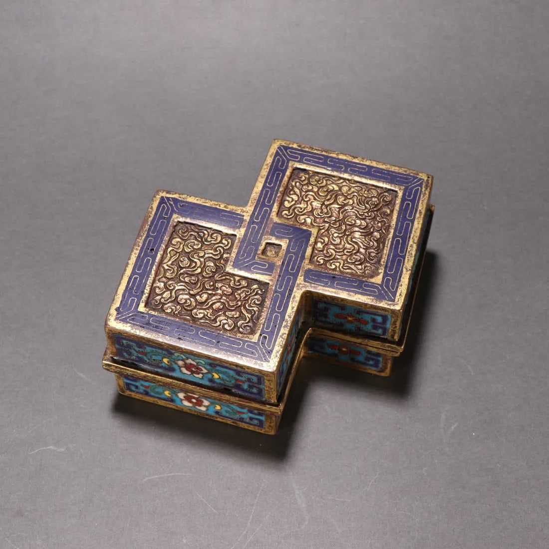 A Qing Dynasty copper gilt cloisonne carved cloud pattern lid box: Qing Dynasty bronze gilt cloisonne carved cloud pattern lid box SIZE: H:4.7cm W:13.9cm W:670g (The Dimensions Of All Batches Are Manually Measured.If You Need More Detailed Information, Please