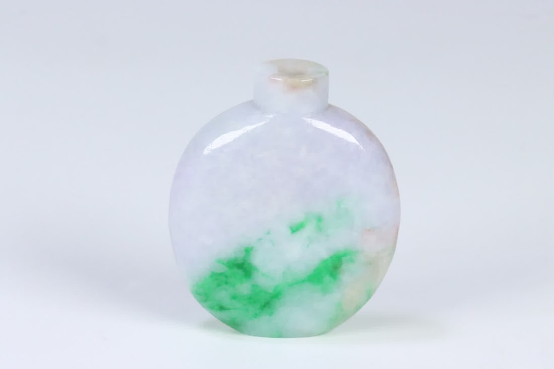 A Qing Dynasty old jadeite plain-patterned snuff bottle (1 of 9)