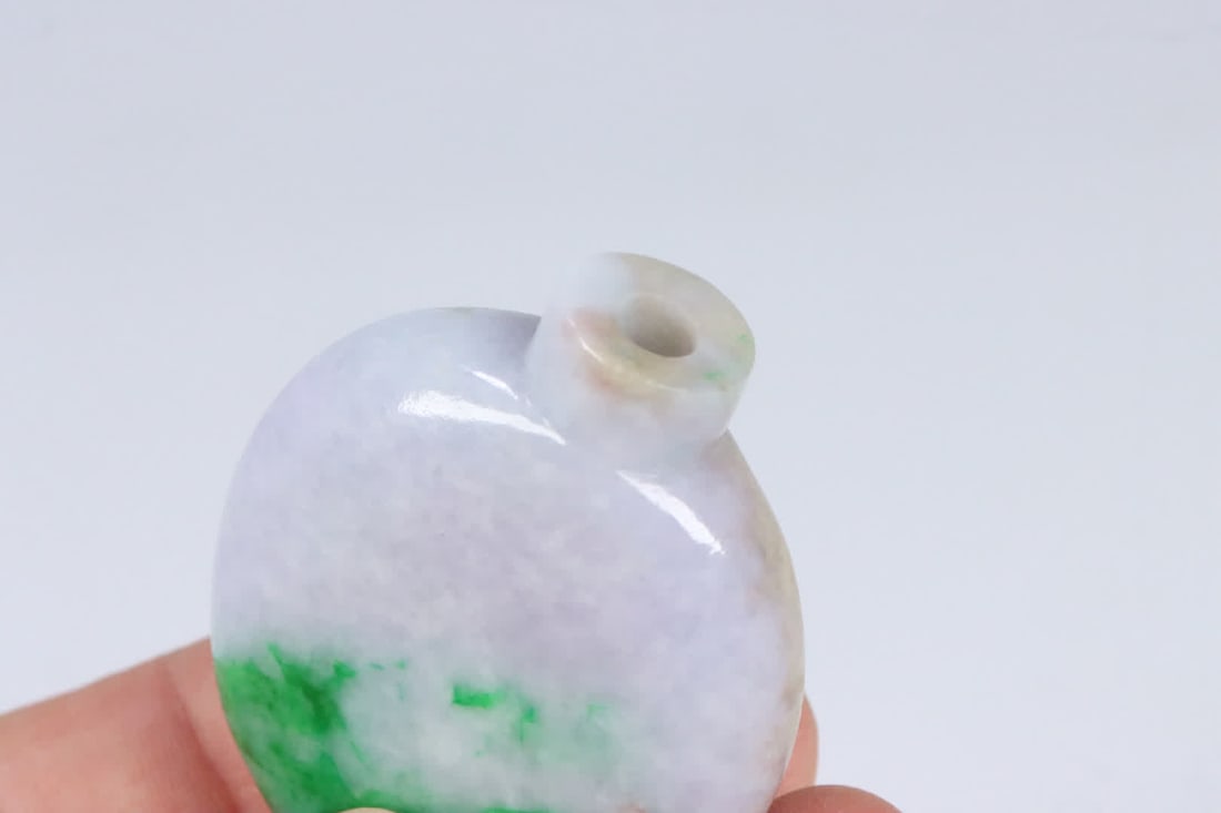 A Qing Dynasty old jadeite plain-patterned snuff bottle - 9