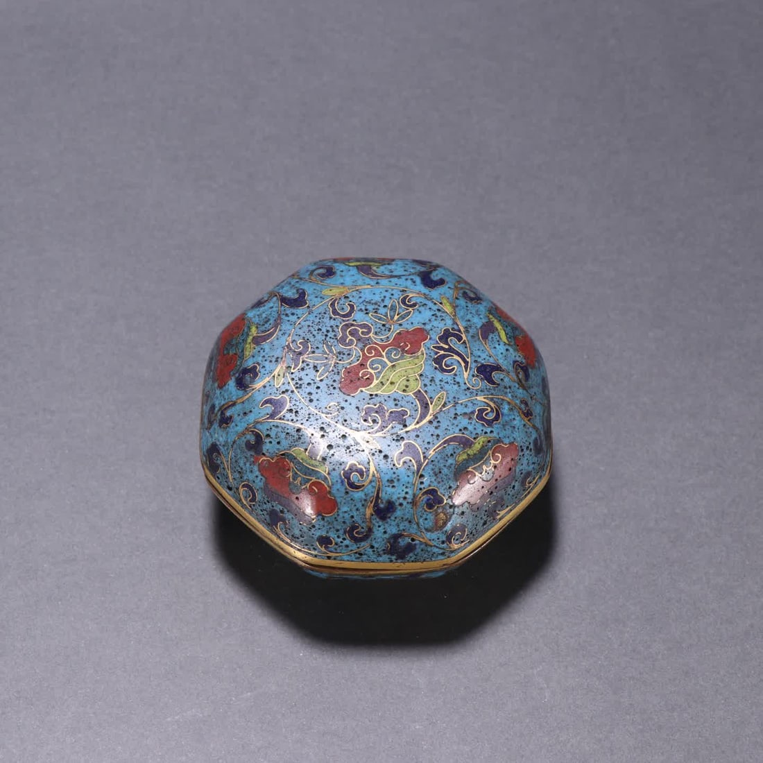 A Ming Dynasty copper-plated cloisonne patterned lid box: Ming Dynasty copper-bodied cloisonne patterned lid box SIZE: H:4.2cm W:7cm W:179g (The Dimensions Of All Batches Are Manually Measured.If You Need More Detailed Information, Please Contact Our