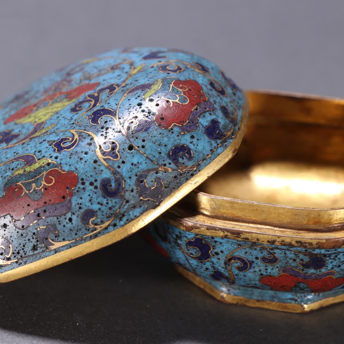 A Ming Dynasty copper-plated cloisonne patterned lid box - 6
